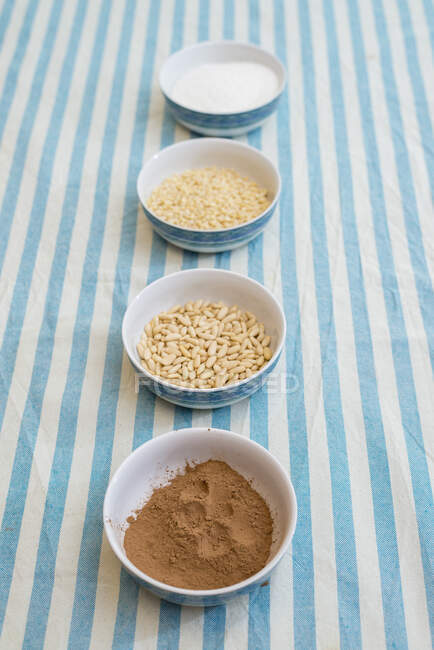 Sopra vista di ingredienti pronti all'uso su pasticceria fatta in casa — Foto stock