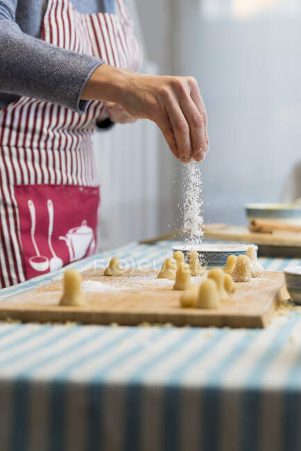 Trabajar con masa de pastelería tradicional catalana - foto de stock