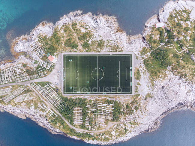 Drohnen-Ansicht eines quadratischen Fußballfeldes auf der Felseninsel Lofoten, Norwegen — Stockfoto