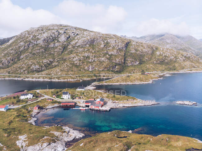 Dock on shoreline of picturesque island — Stock Photo