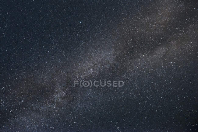 Знизу красиве темне небо з безліччю маленьких сяйв зірок — стокове фото