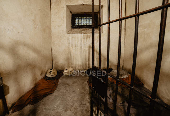 Muro de hormigón grueso dentro de la celda de la prisión en Cantabria, España - foto de stock