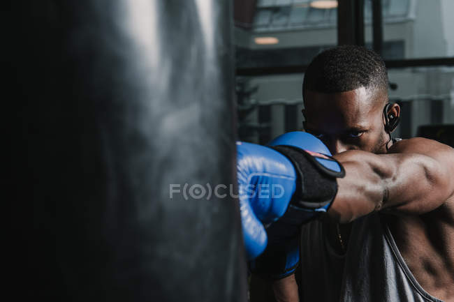 Afrikanisch-amerikanisches Boxtraining im Fitnessstudio — Stockfoto