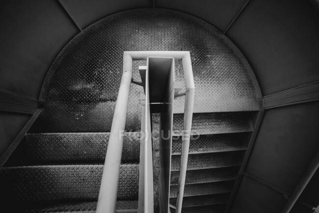 Escadaria em espiral de metal dentro da cadeia em Oviedo, Espanha — Fotografia de Stock