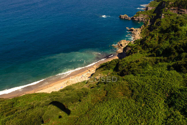 Vista drone pitoresca do mar azul tranquilo perto da costa maravilhosa em belo dia ensolarado — Fotografia de Stock