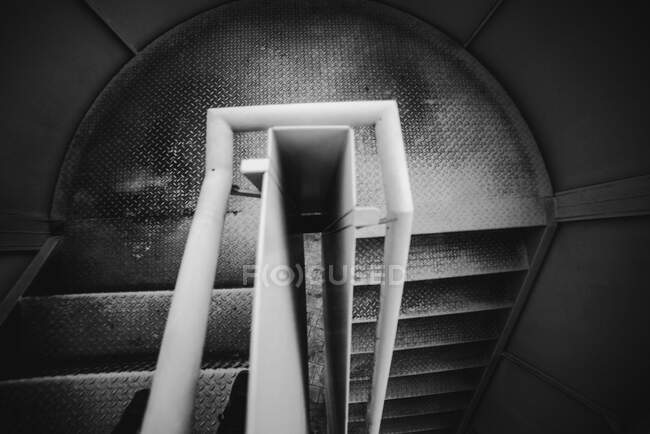 Scala a chiocciola in metallo all'interno della prigione di Oviedo, Spagna — Foto stock