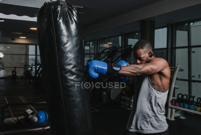 Africano americano boxer formação em ginásio — Fotografia de Stock