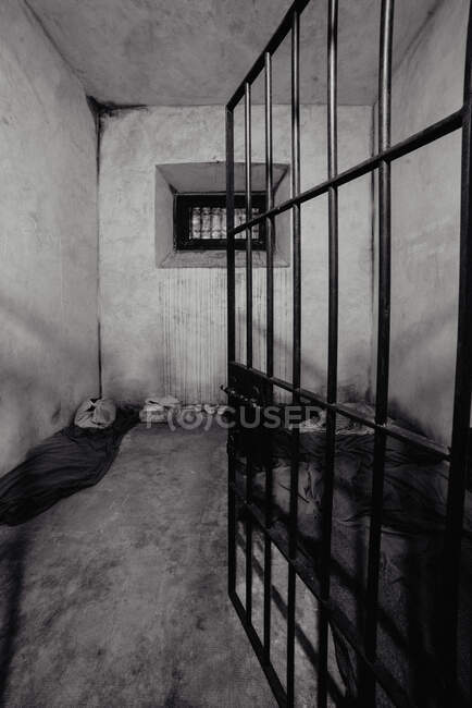Grungy Betonwand innerhalb der Gefängniszelle in Oviedo, Spanien — Stockfoto
