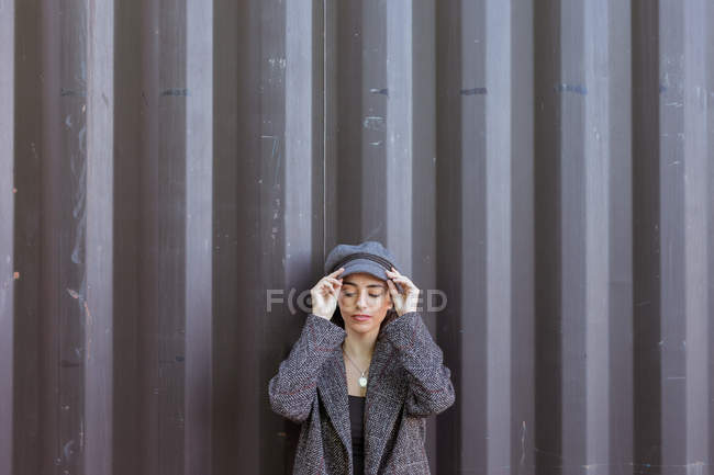 Charming Hispanic lady posing in front of wall — Stock Photo