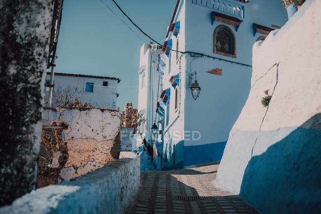 Улица со старыми синими и белыми зданиями, Шефшауэн, Марокко — стоковое фото