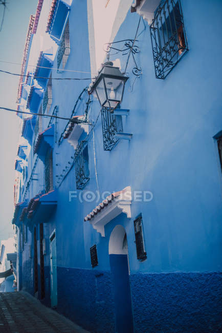 Strada con vecchio edificio calcareo blu, Chefchaouen, Marocco — Foto stock