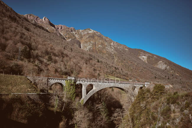 Vista maravilhosa da ponte acima de madeiras e floresta seca crescendo na montanha em Canfranc-Station, Huesca, Espanha — Fotografia de Stock