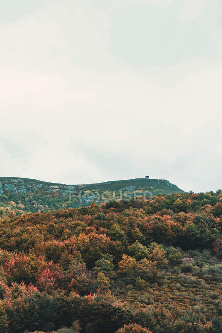 Живописный вид на хижину на вершине горы в облачную погоду в Исобе, Кастилия и Леоне, Испания — стоковое фото