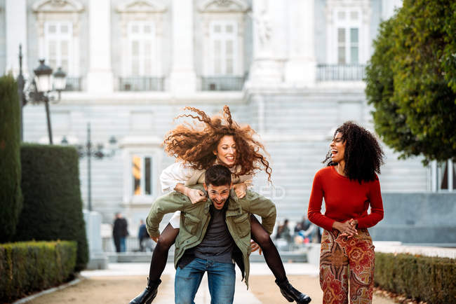 Trois jeunes amis jouant au cochon dans les rues de Madrid en hiver — Photo de stock