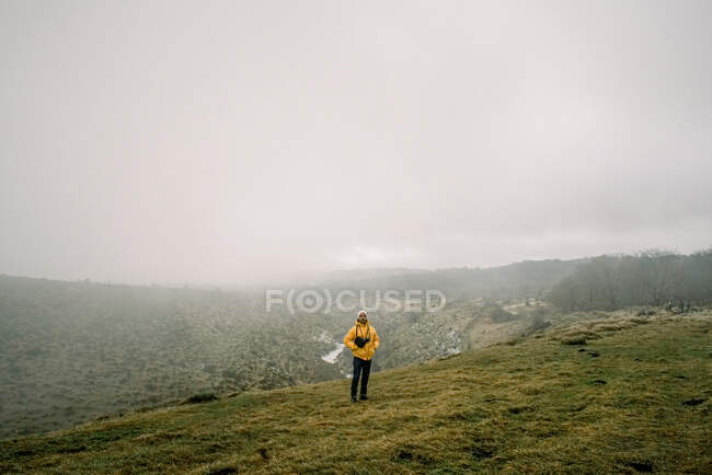 Homem em pé na colina — Fotografia de Stock