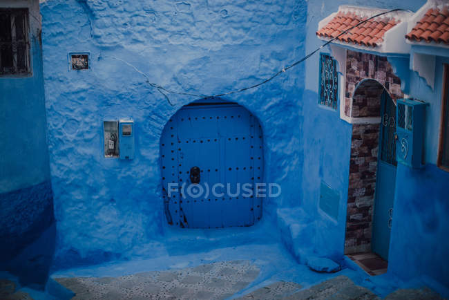 Street with old blue limestone building, Chefchaouen, Morocco — Stock Photo