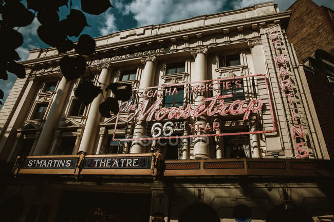 LONDRES, ROYAUME-UNI - 23 OCTOBRE 2018 : Vue de dessous de la bannière néon décorant la façade du Théâtre St Martin sur la rue de Londres, Angleterre — Photo de stock