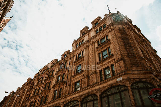 Vue de dessous de la magnifique façade de l'ancien bâtiment par temps nuageux sur la rue de Londres, Angleterre — Photo de stock