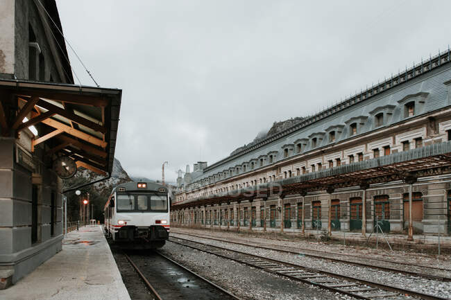 Locomotiva moderna su rotaie in deposito vicino a montagne in Pirenei — Foto stock