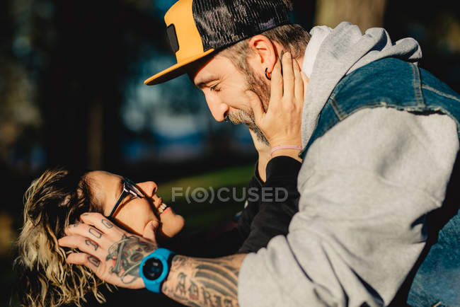 Щаслива пара дивиться один на одного в сонячну погоду — стокове фото