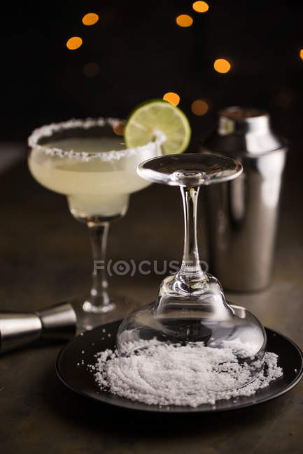 Preparing margarita cocktail on dark background — Stock Photo