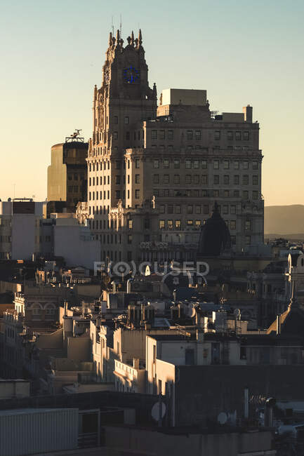 Das Äußere einer modernen Stadt mit Gebäuden in verschiedenen Stilen, die mit Sonnenlicht beleuchtet sind — Stockfoto