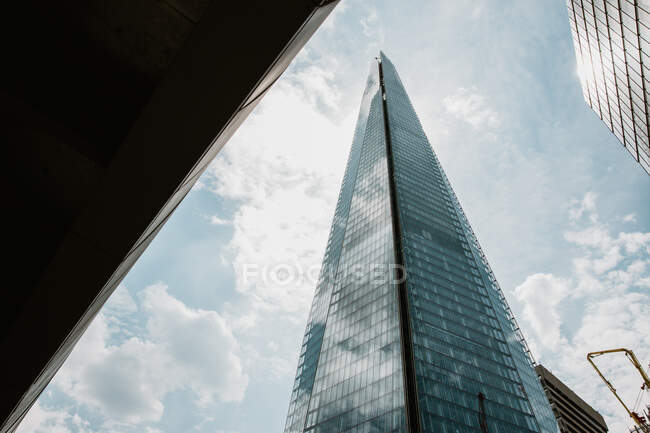 Edifício de arranha-céus em dia nublado — Fotografia de Stock