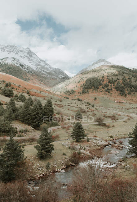 Picturesque view of valley with coniferous woods and wonderful mountains in snow in Pyrenees — Stock Photo