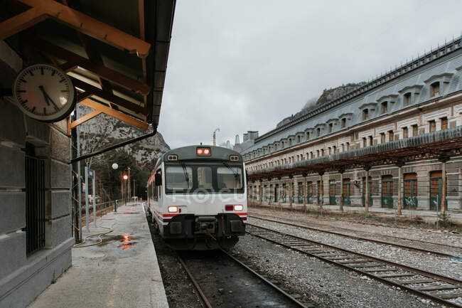 Locomotiva moderna su rotaie in deposito vicino a montagne in Pirenei — Foto stock
