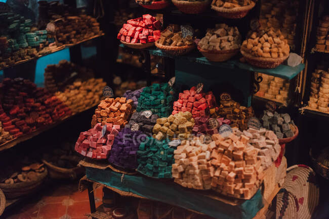 Tienda con diferentes dulces orientales de colores en Chefchaouen, Marruecos - foto de stock