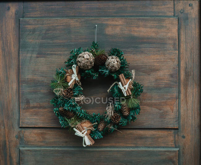 Composition de la couronne de Noël avec cannelle et chicots suspendus à la porte dans les Pyrénées — Photo de stock