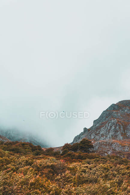 Живописный вид на гору при облачной погоде в Исобе, Кастиле и Леоне, Испания — стоковое фото