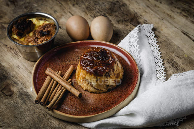 Смачний домашній пудинг на тарілці на сільському дерев'яному столі — стокове фото