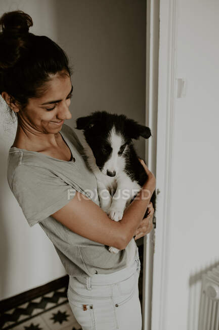 Menina adolescente com filhote de cachorro bonito — Fotografia de Stock