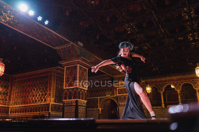 Giovane donna in abito danza flamenco sulla scena in camera orientale di lusso decorato da mosaico — Foto stock
