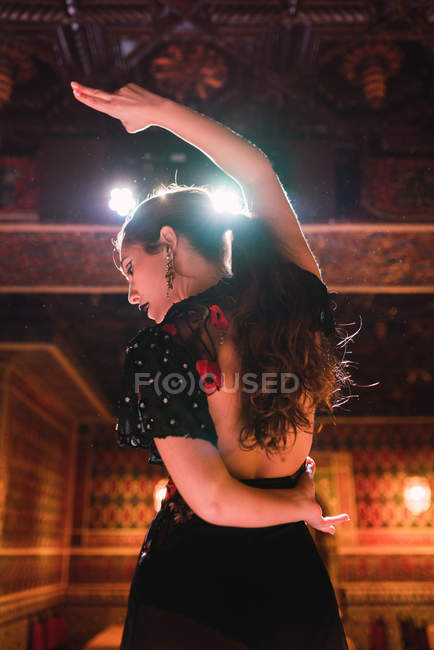 Junge Frau in Kleid tanzt Flamenco auf Szene in orientalischen Luxus-Zimmer mit Mosaik dekoriert — Stockfoto