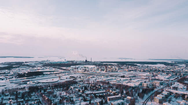 Majestic drone vista di stupefacente moderna città artica ricoperta di neve bianca — Foto stock