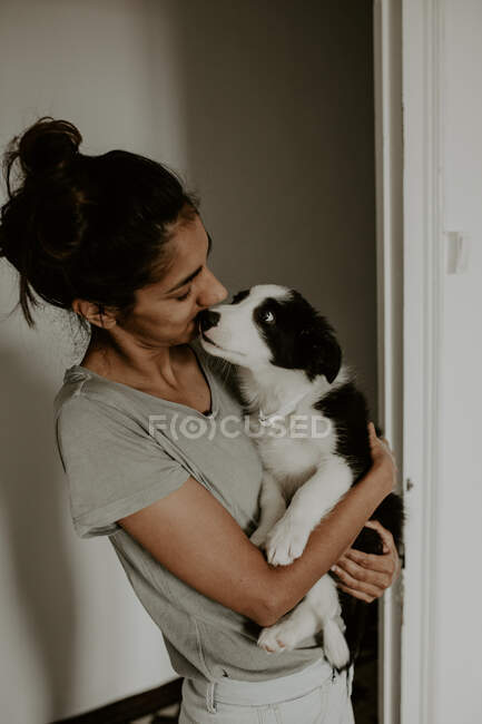 Menina adolescente com filhote de cachorro bonito — Fotografia de Stock