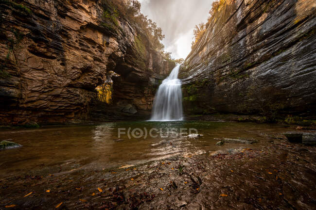 Long exposure amazing stream of fresh water falling from rough cliff into calm pool in Barcelona, Spain — Stock Photo