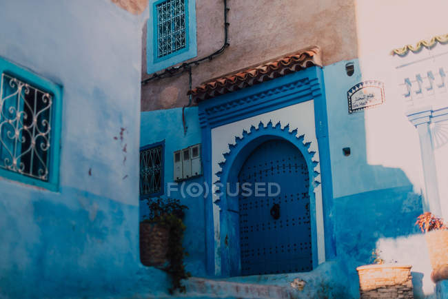 Street with old blue and white limestone buildings, Chefchaouen, Morocco — Stock Photo