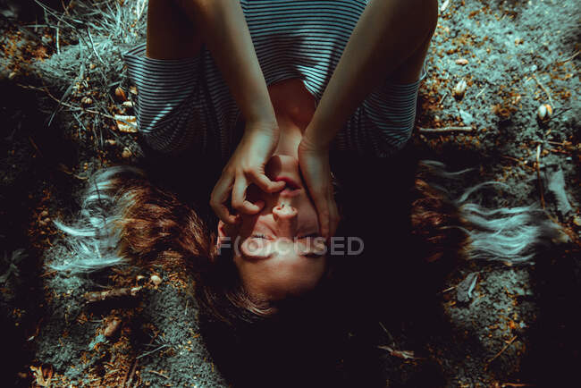 Женщина лежит на земле — стоковое фото