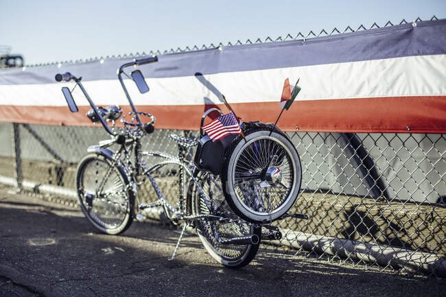 Ornamentiertes silbernes Oldtimer-Fahrrad mit Fahnen, das an sonnigen Tagen in San Francisco, USA, auf der Straße steht — Stockfoto