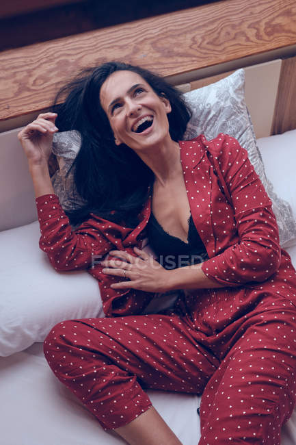 Чуттєва жінка лежить на ліжку — стокове фото
