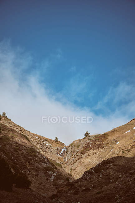 Nuvola su montagne rocciose panoramiche in natura — Foto stock