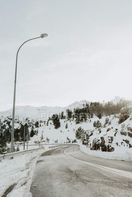 Campiña ruta montañas con árboles en la nieve en los Pirineos - foto de stock