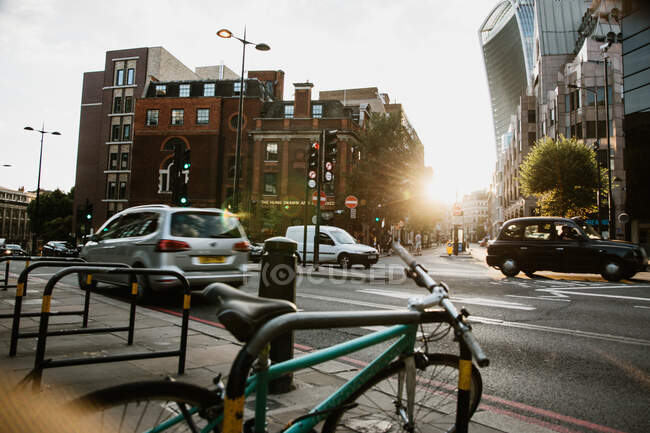 LONDON, VEREINIGTES KÖNIGREICH - 23. OKTOBER 2018: Moderne Fahrzeuge unterwegs bei Sonnenuntergang in London, England — Stockfoto