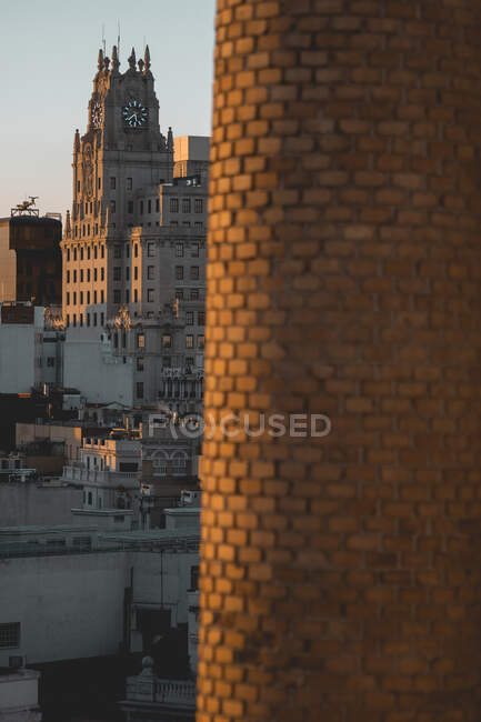 Vista de los edificios de la ciudad a la luz del sol - foto de stock