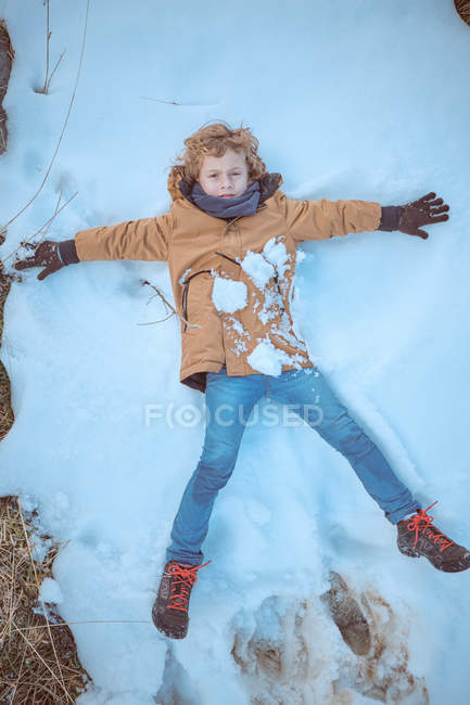 Niño acostado en la cima de la colina - foto de stock