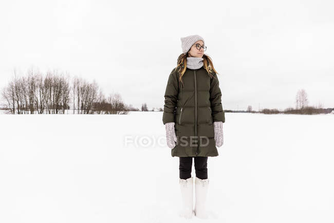 Belle dame en tissu chaud d'hiver debout sur la prairie de neige à Vilnius, Lituanie — Photo de stock