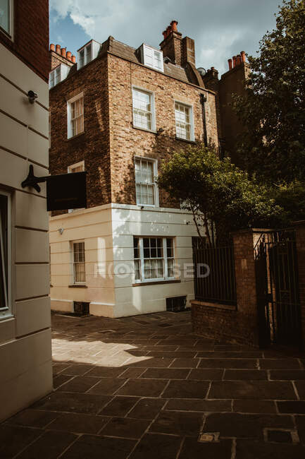 LONDON, VEREINIGTES KÖNIGREICH - 23. OKTOBER 2018: Häuser und Zaun auf einer wunderbaren friedlichen Straße an einem bewölkten Tag in London, England — Stockfoto
